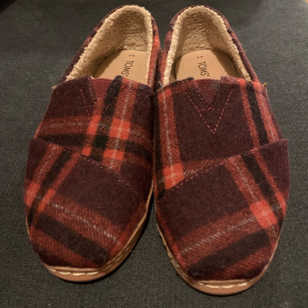 TOMS red plaid sherpa-lined Alpargata - size 8